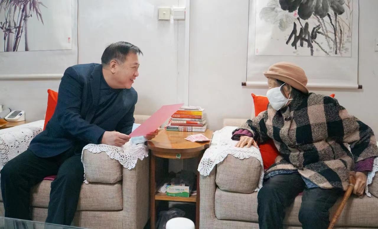 情系老干部 慰问暖人心 ——钱柜qg777集团开展春节前走访慰问